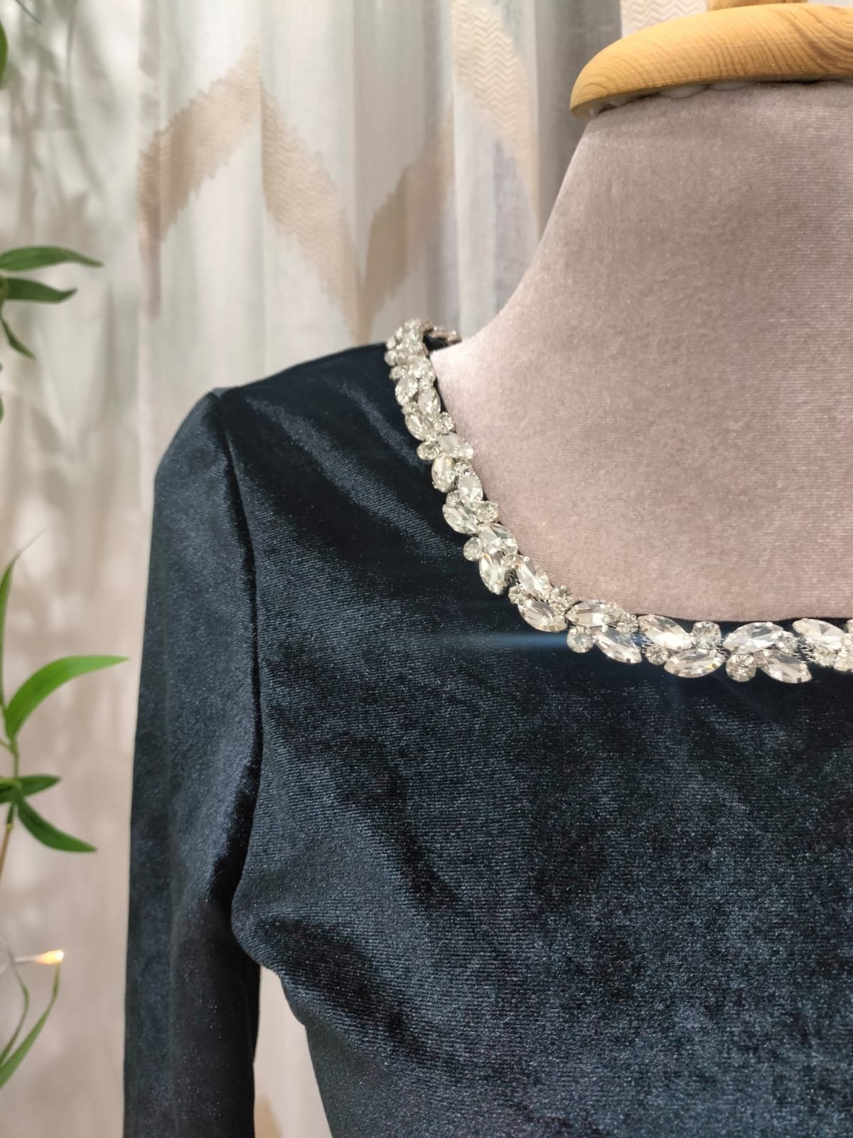Robe noir avec strass 