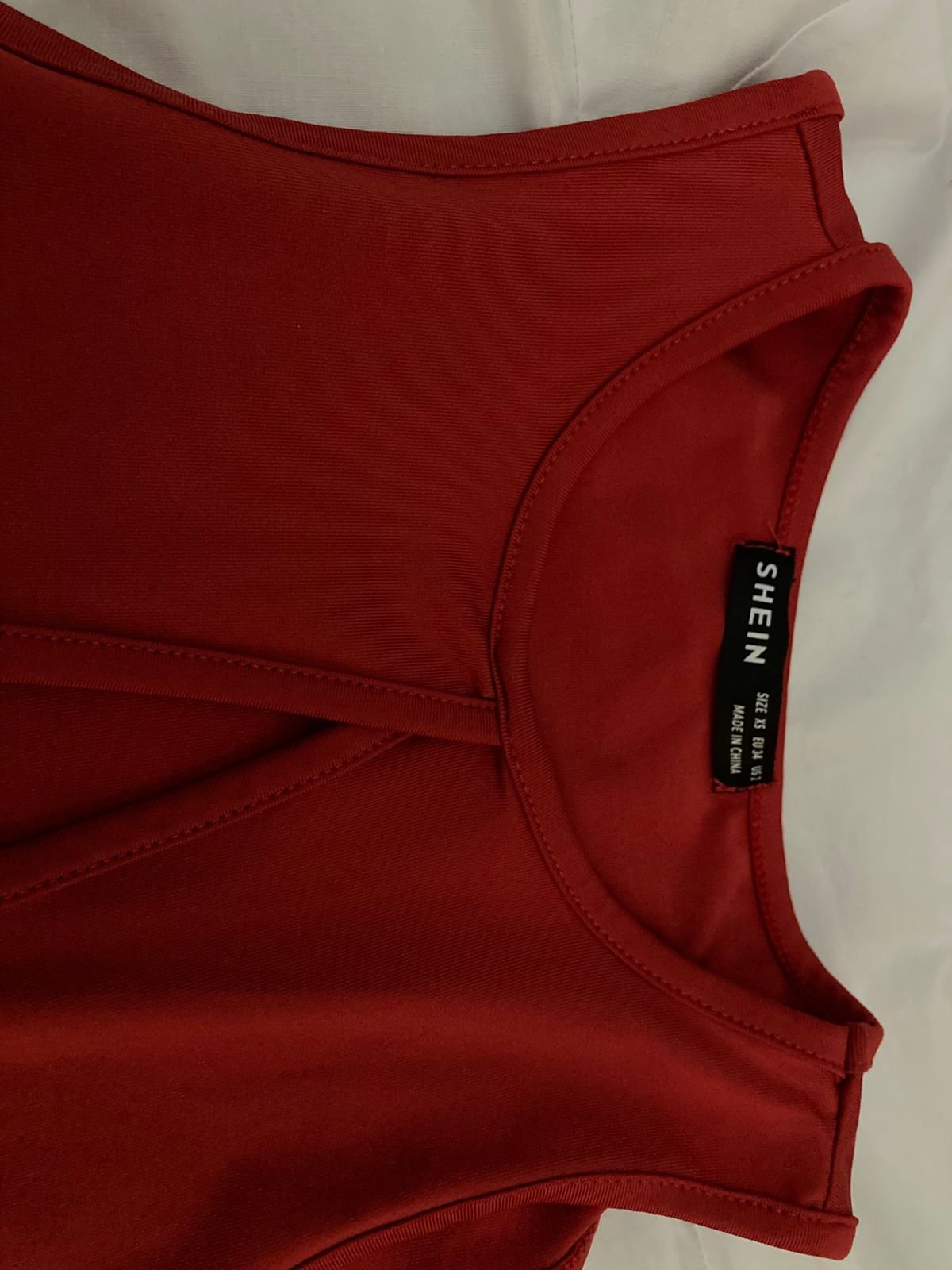 Robe rouge SHEIN froncée avec découpe