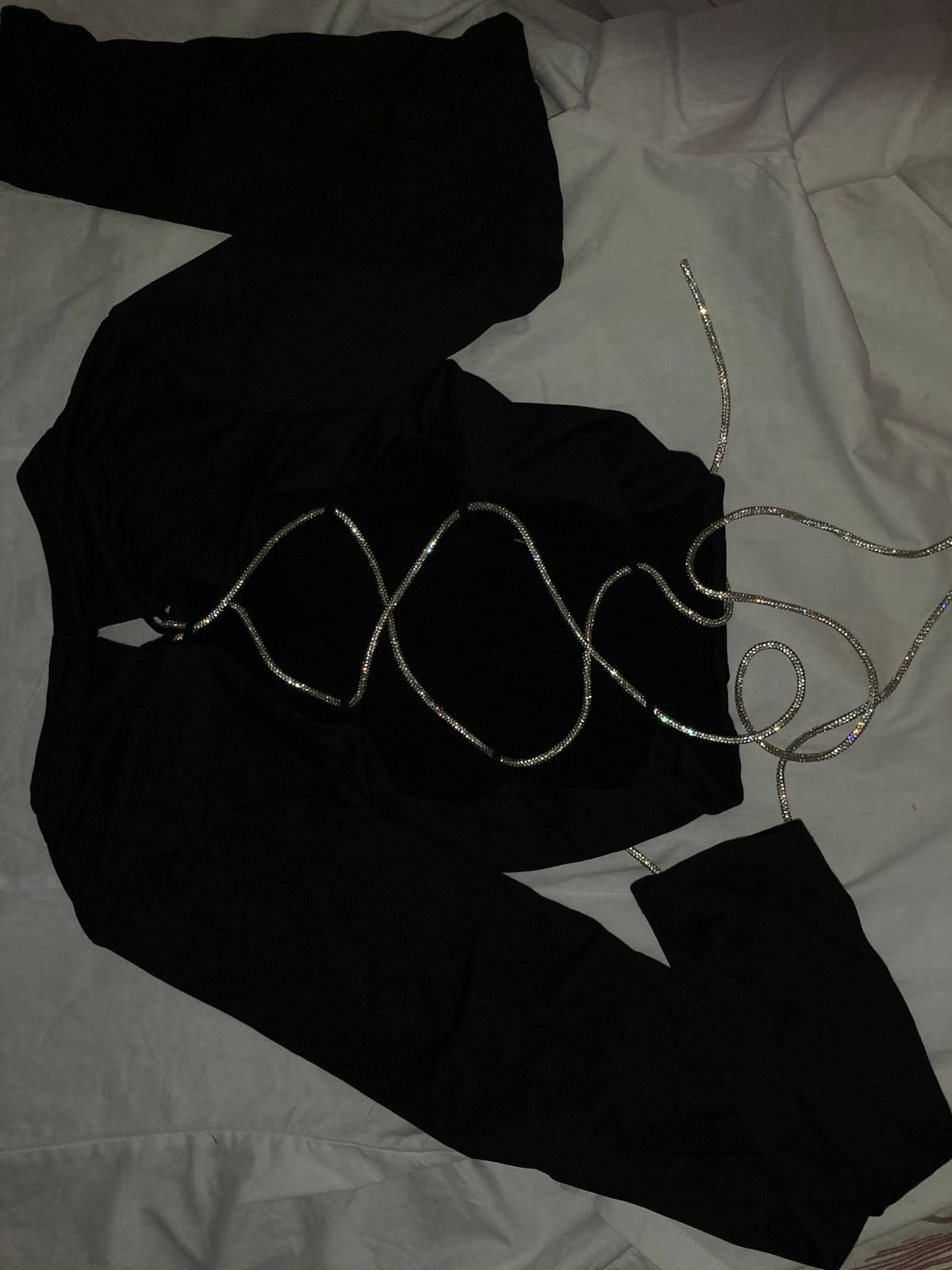 Top noir manches longues avec lacets strass