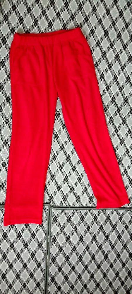 pantalon pyjama rouge pour une fille de 12 ans et de taille 152 cm