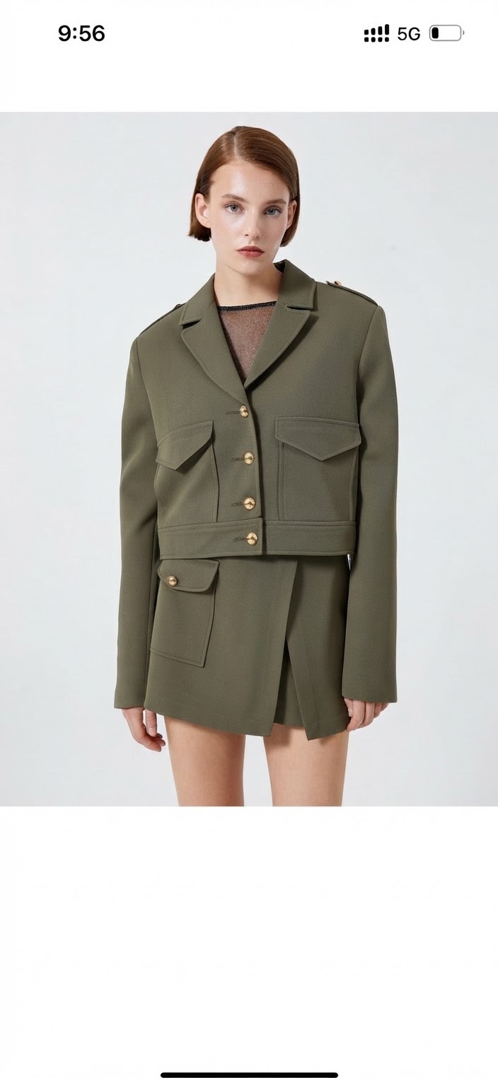 Tres jolie veste courte a boutond dores 