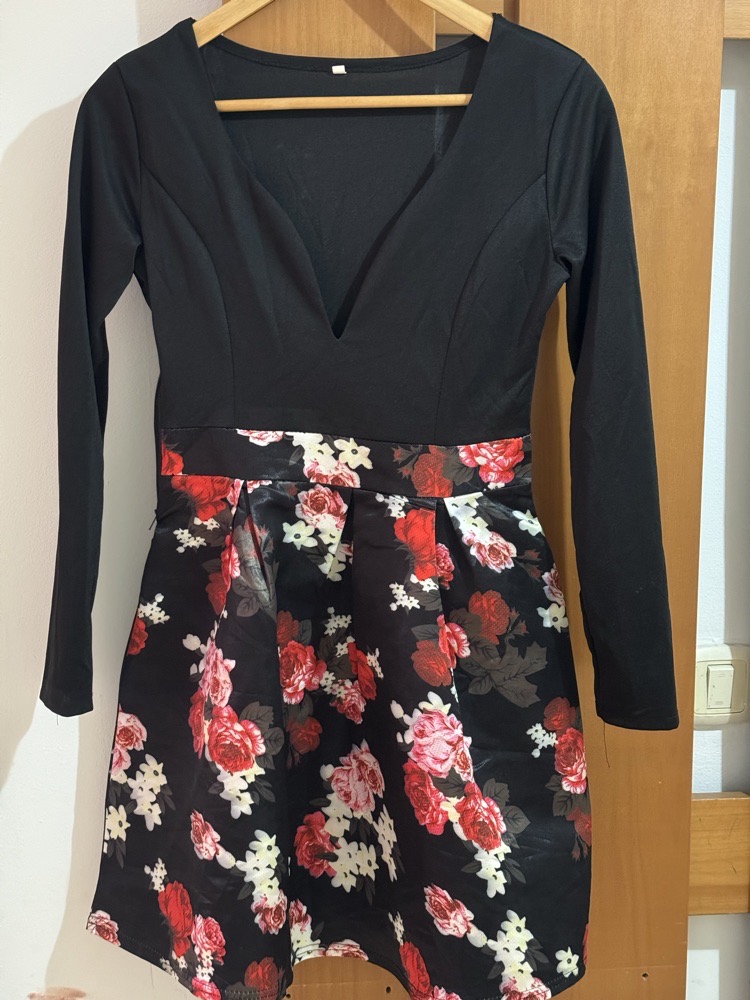 Robe noire et fleurie