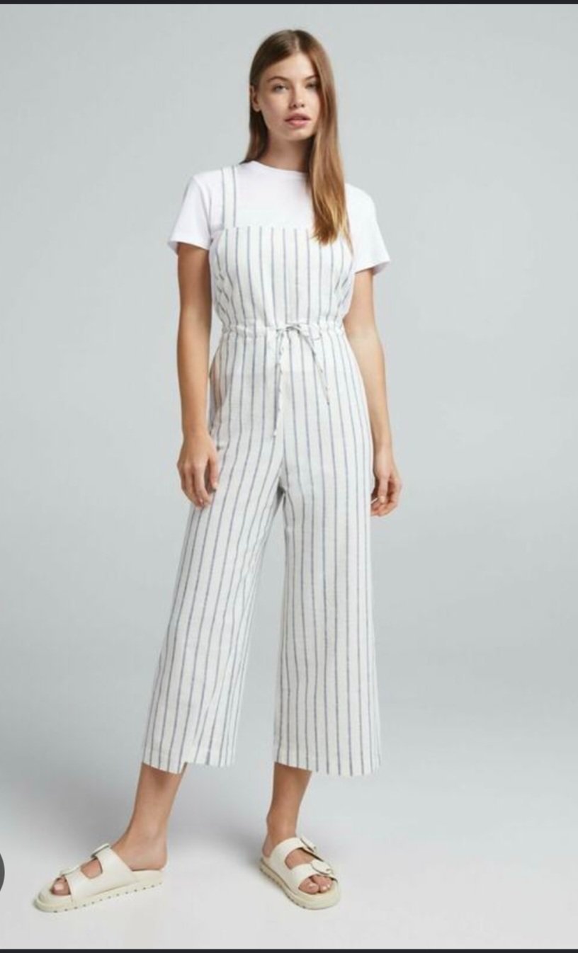  Combinaison pantalon (jumpsuit) en lin BERSHKA.