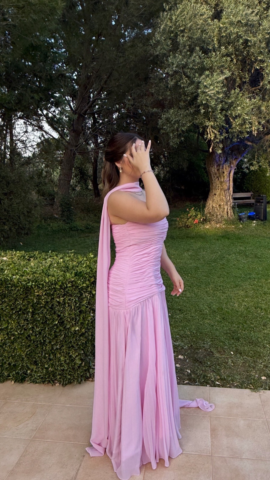 Robe de soirée longue rose poudré plissée avec tour de cou