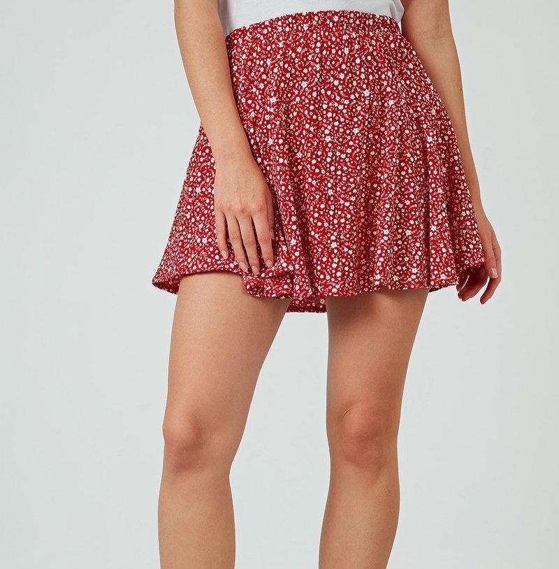 Jupe rouge à motif floral blanc 