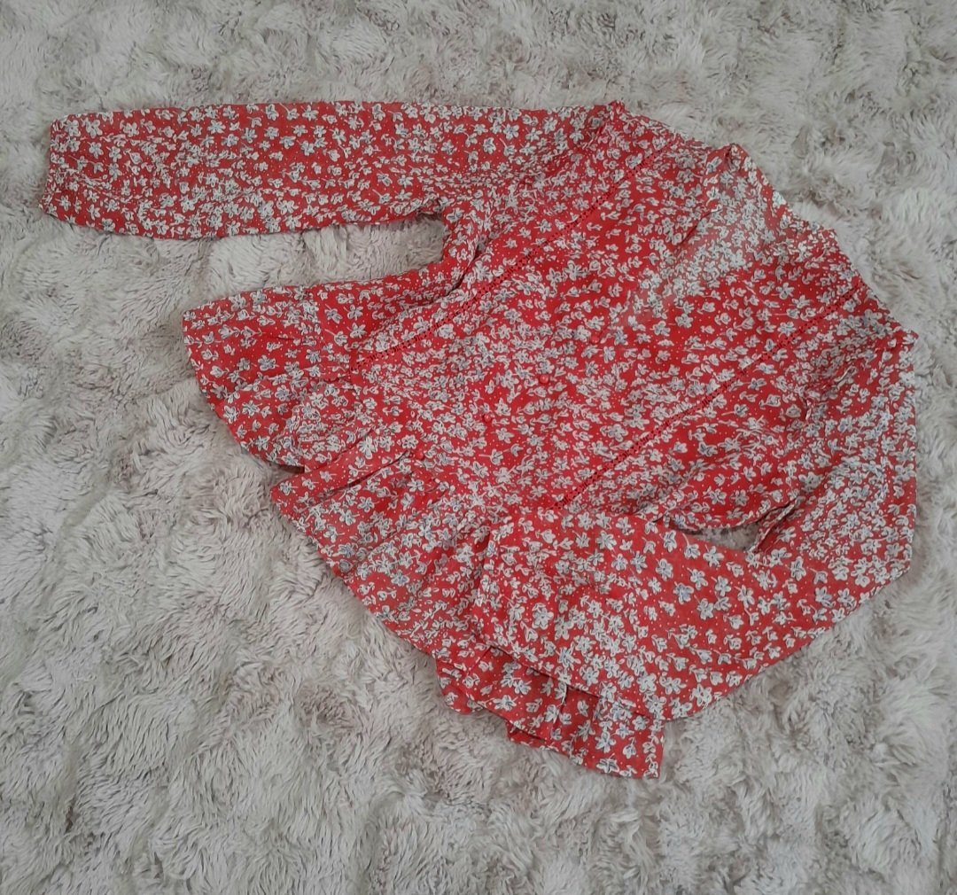 Blouse rouge à imprimé floral