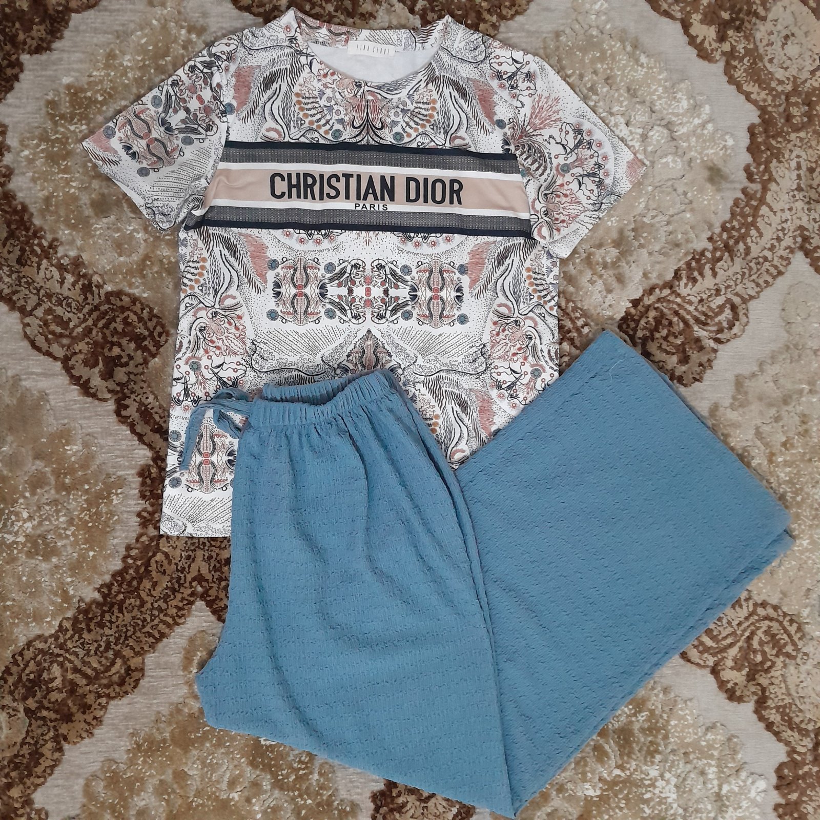T-shirt imprimé Christian Dior avec un pantalon fluide bleu