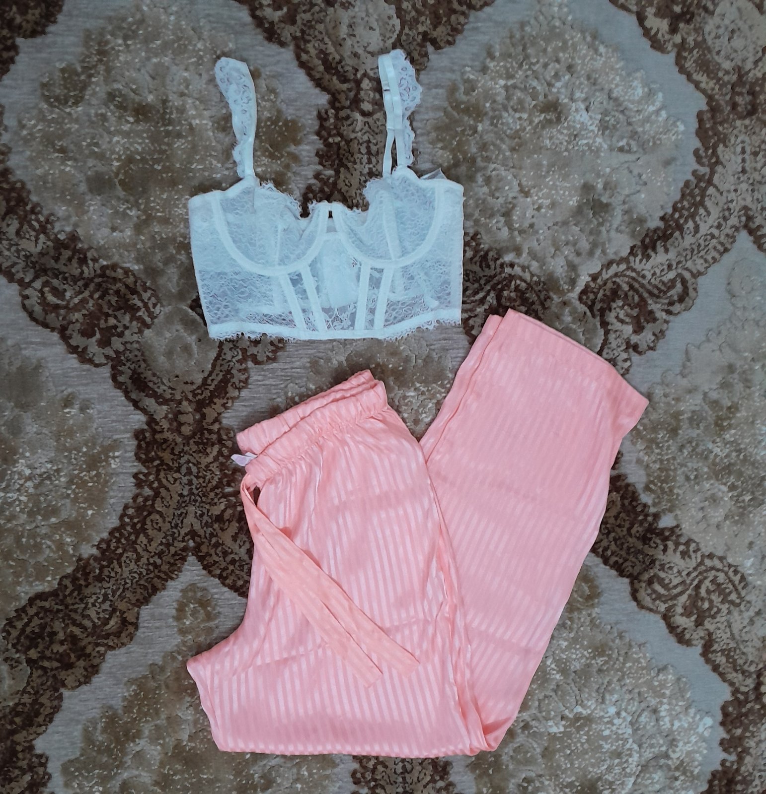 Haut blanc dentelle et pantalon satiné rayé