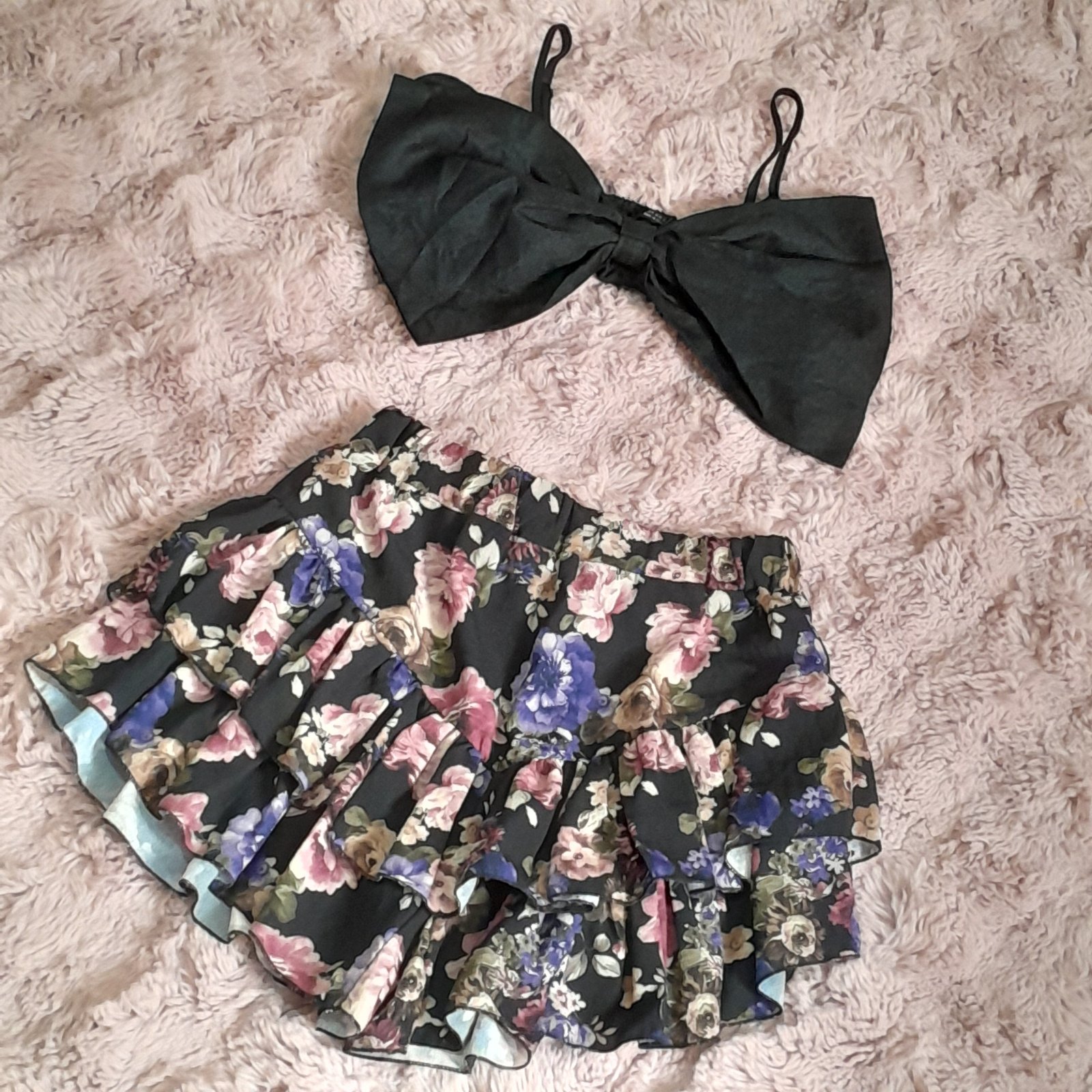 Ensemble : jupe-short fleurie à volants et un haut court