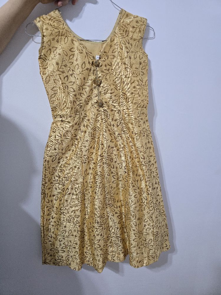 Jolie robe dorée 