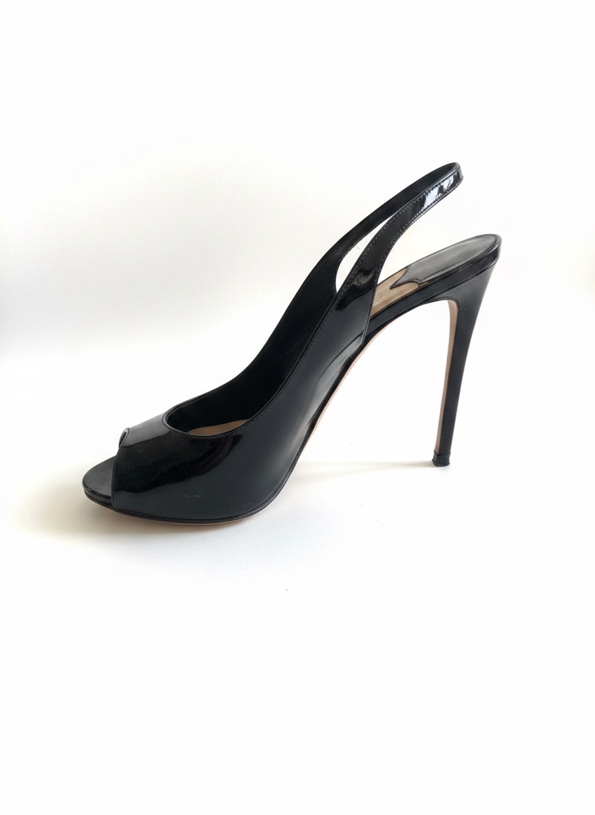 Escarpins en cuir vernis noir The seller 37