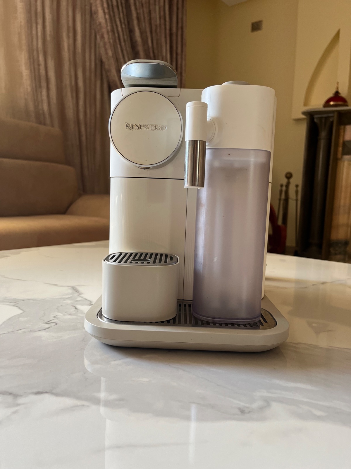 Une De'Longhi Nespresso Gran Lattissima (modèle EN640 en coloris blanc)