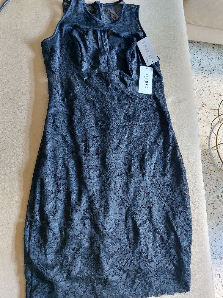 robe noir avec étiquettes 