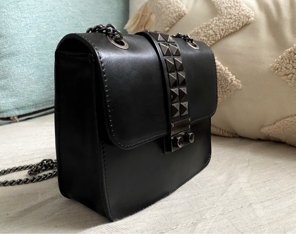 Sac à bandoulière noir en véritable cuir fabriqué en Italie en très bonne état