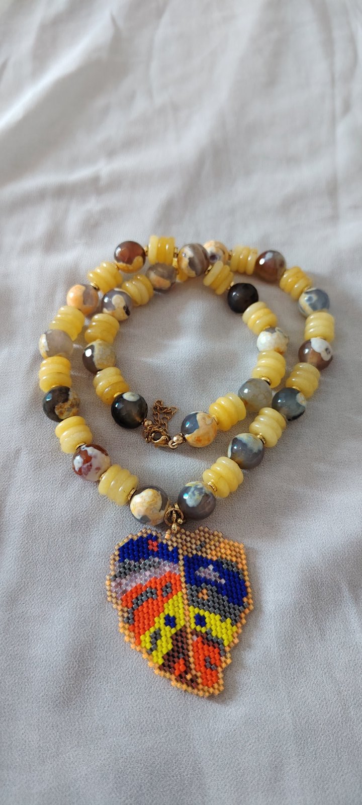 Collier summer vibes de pierres précieuses agate jaunes et pendentif brodé en miyuki beads