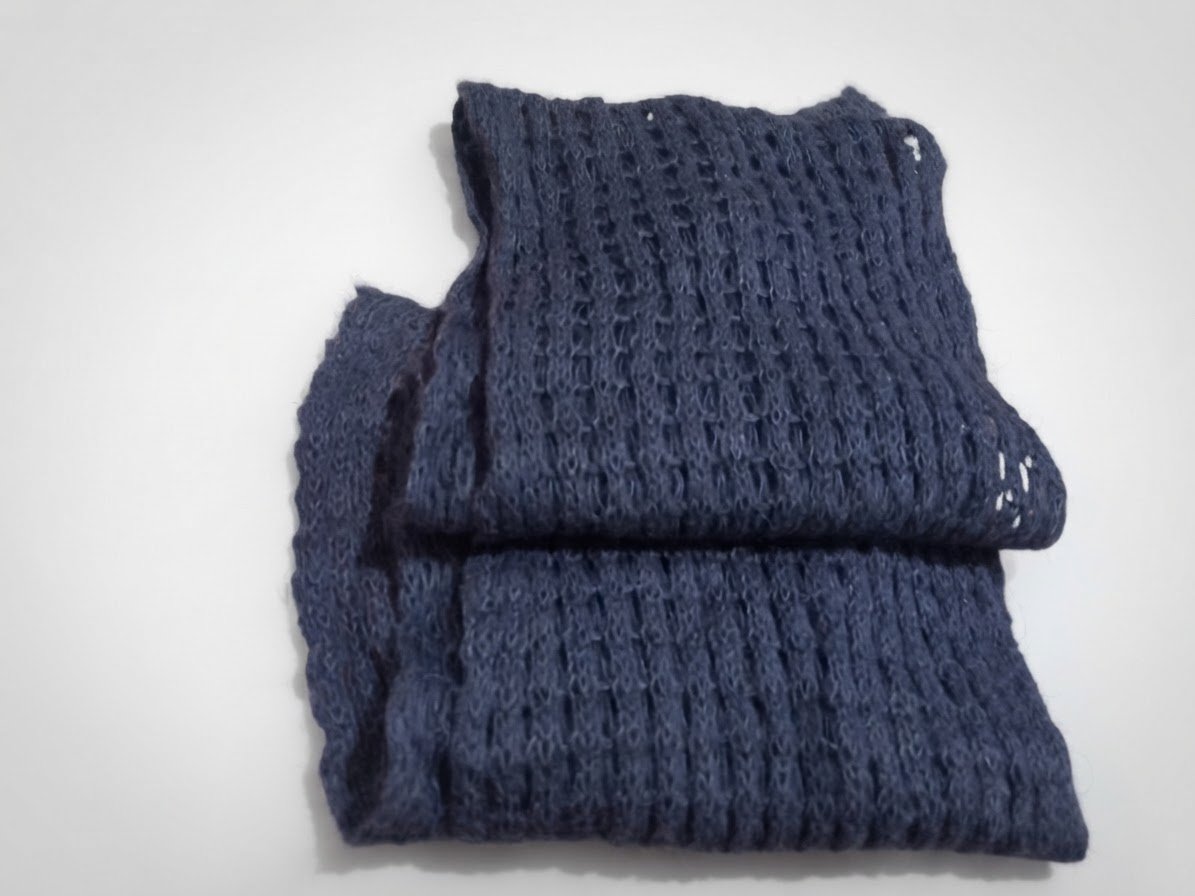 Echarpe bleue foncé en laine