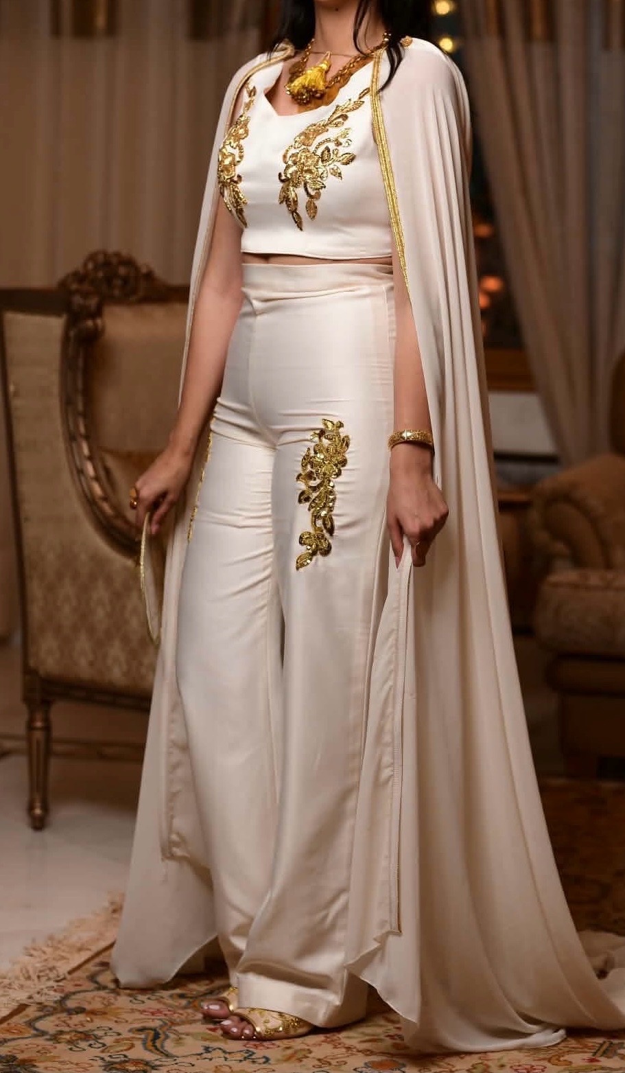 Ensemble traditionnel blanc et doré – Taille 38 – 800 DT 