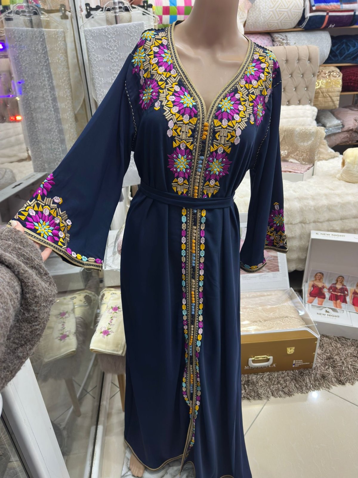 Caftan brodé en bleu 