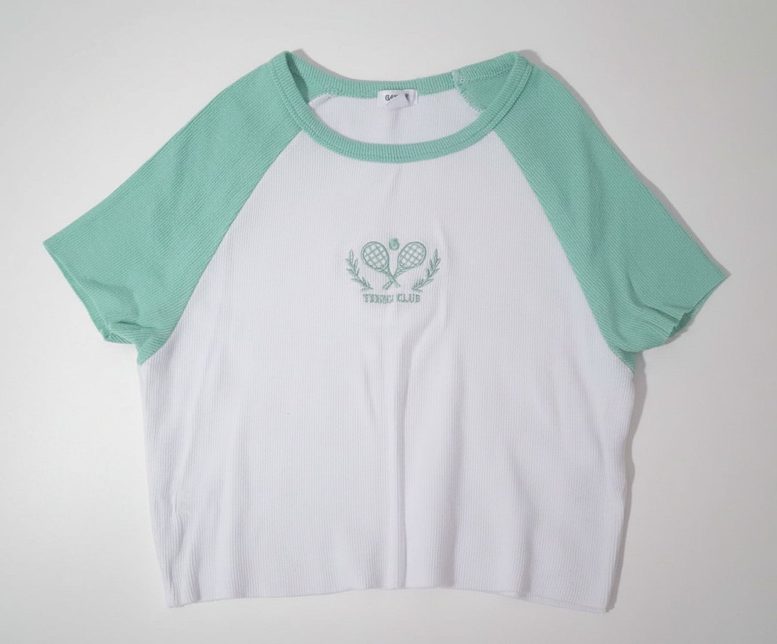 T-shirt court vert pastel et blanc – Style sportif et chic
