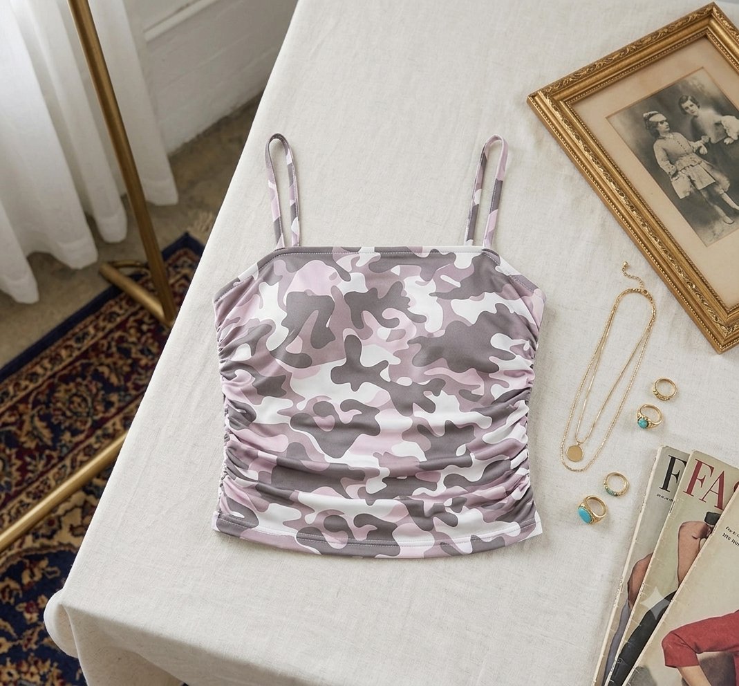Top à fines bretelles imprimé camouflage