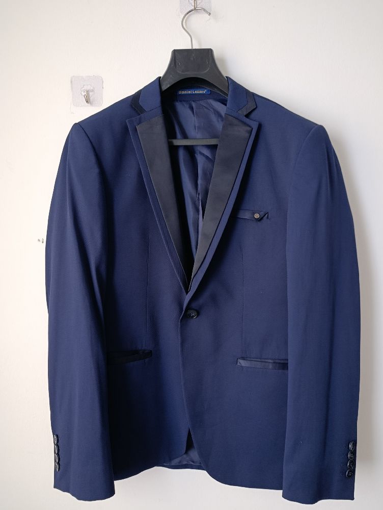 Costume bleu marine pour un jeune homme 