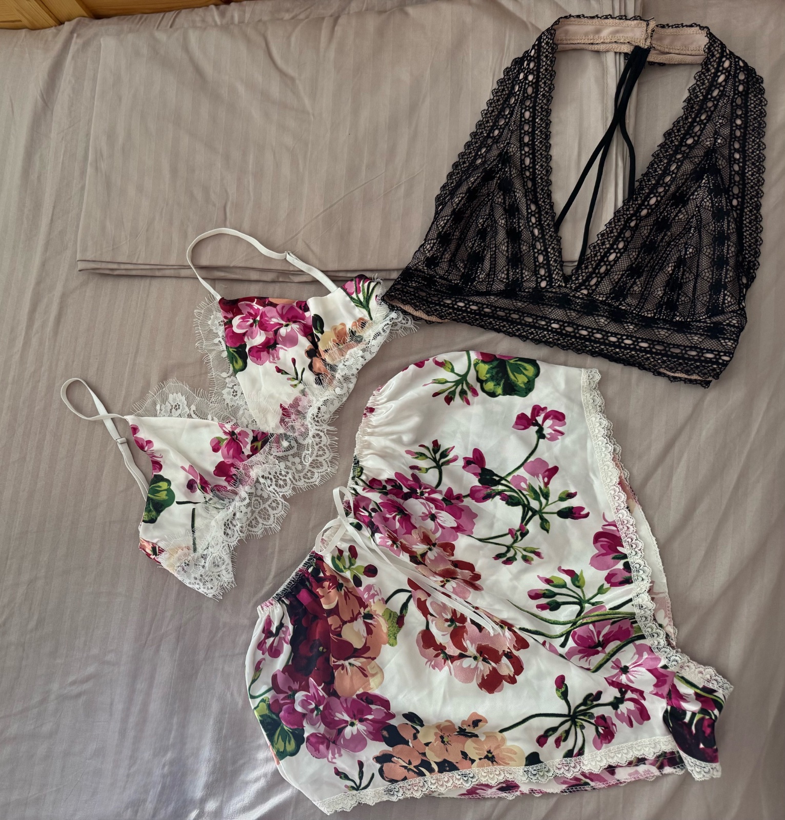 Ensemble lingerie 3 pièces – Satin fleuri & dentelle noire 🌸🖤