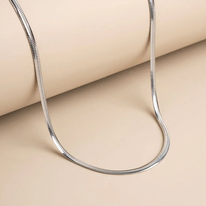 Un collier de type chaîne - en acier inoxydable 