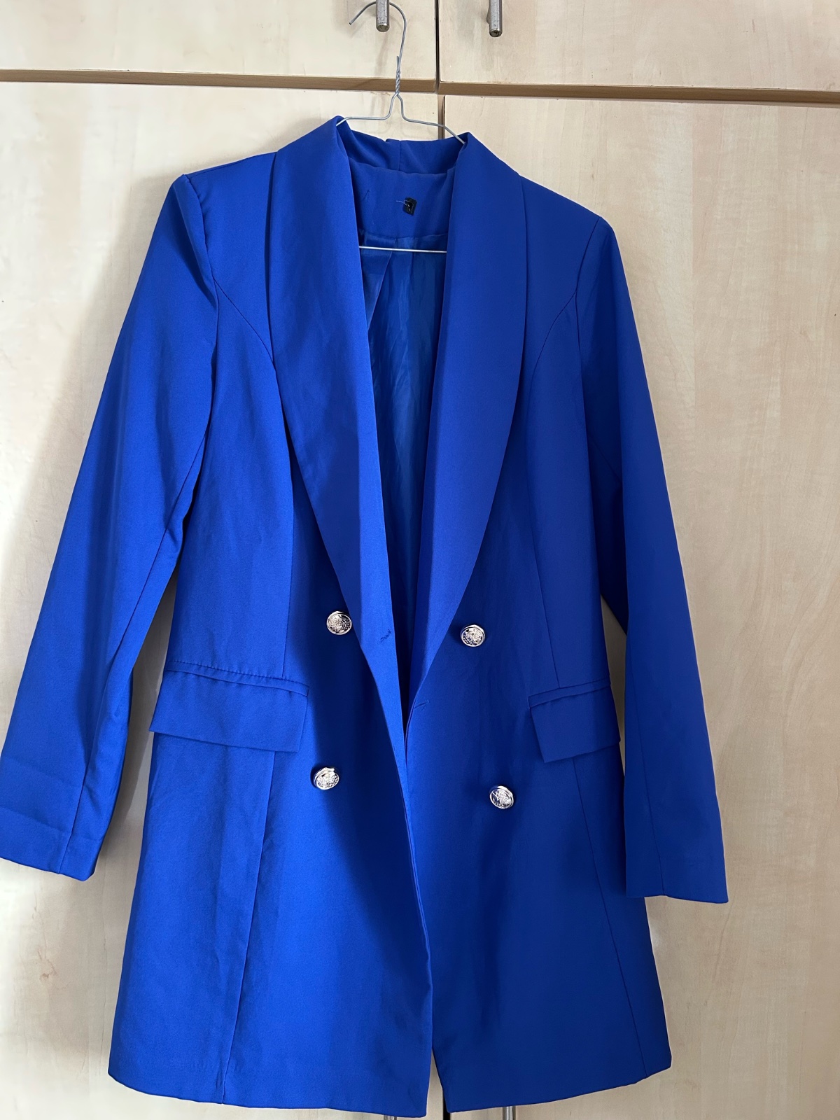 Blazer long bleu roi / bleu électrique à boutons argentés