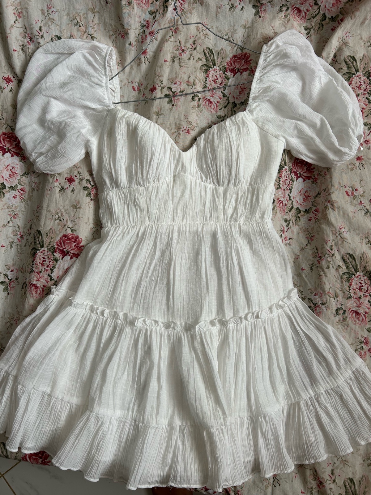 Robe courte blanche bardot à volants et manches bouffantes - Mika & Gala (Taille S)