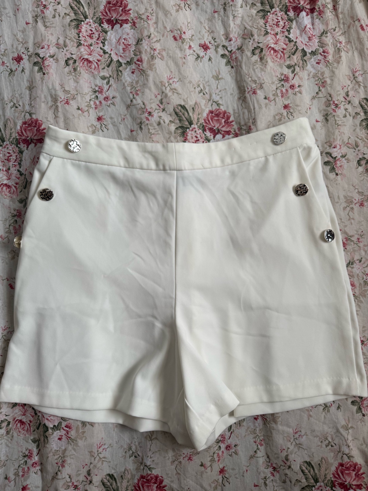 Short blanc taille haute style marin avec boutons argentés