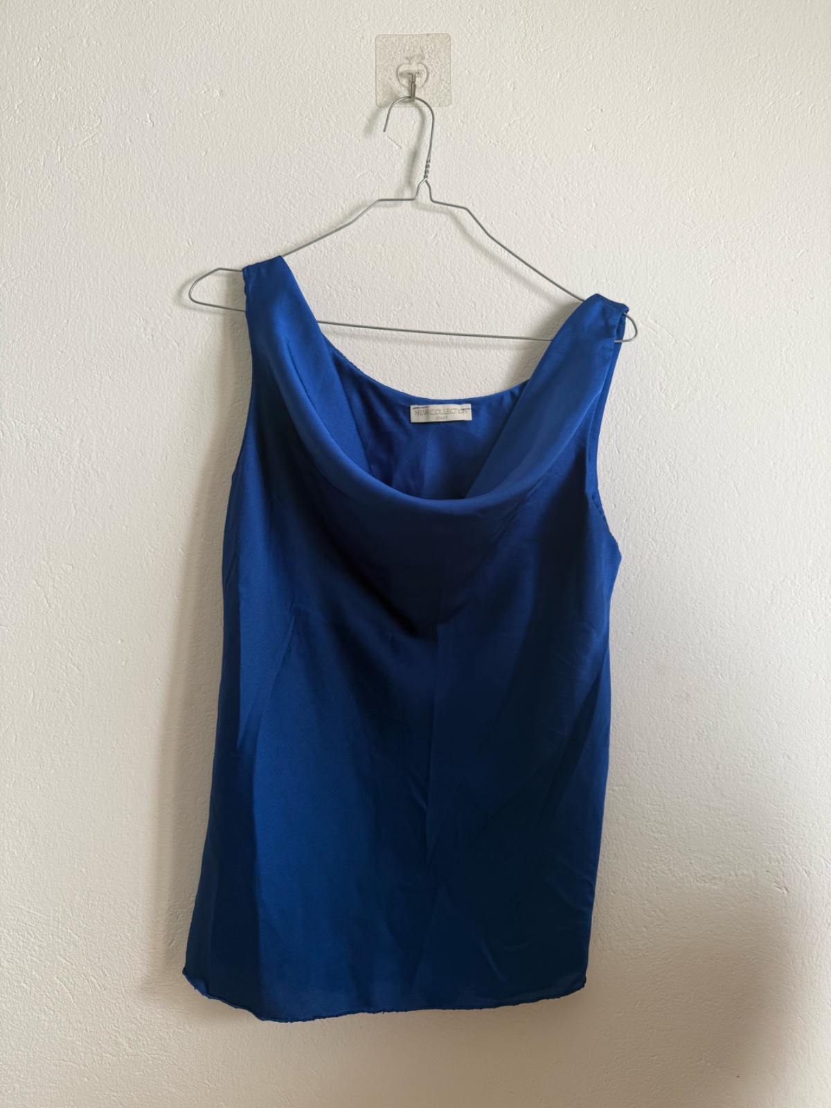 Top en satin bleu roi col drapé / décolleté cowl neck - New Collection Italy