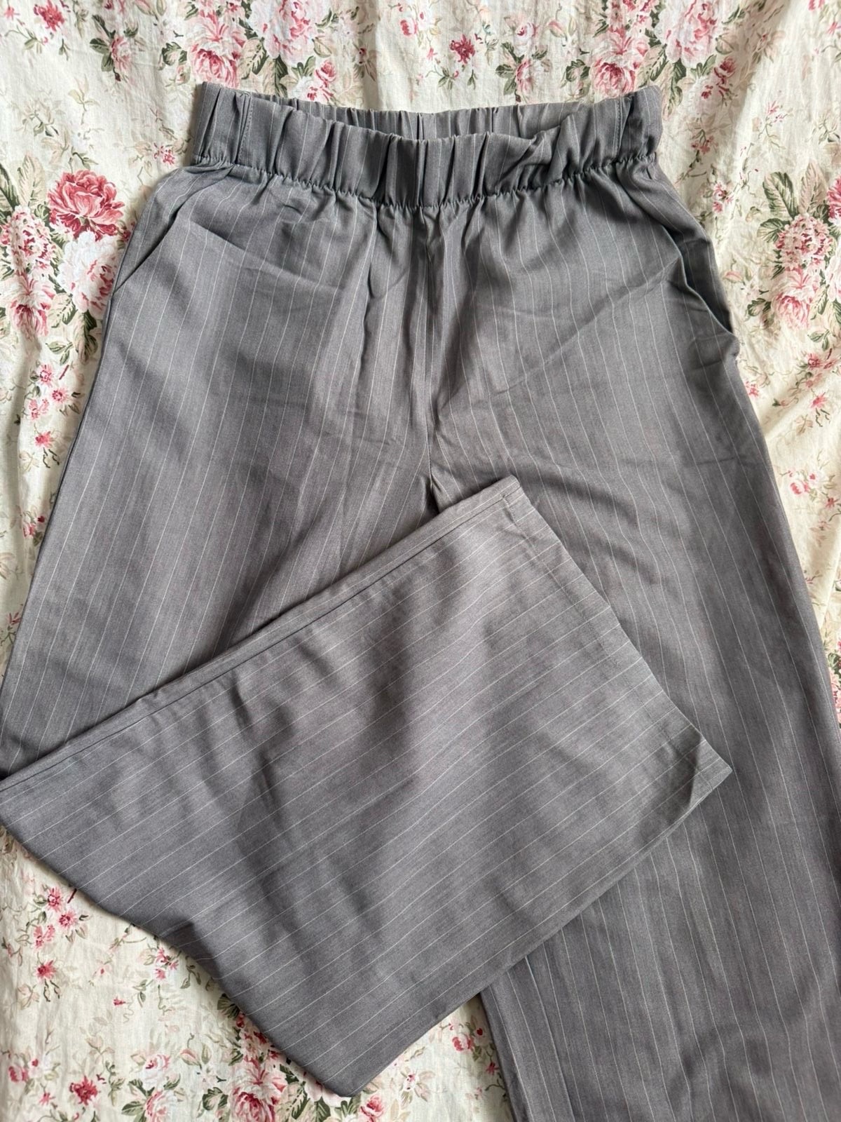 Pantalon large taille haute gris anthracite à rayures fines