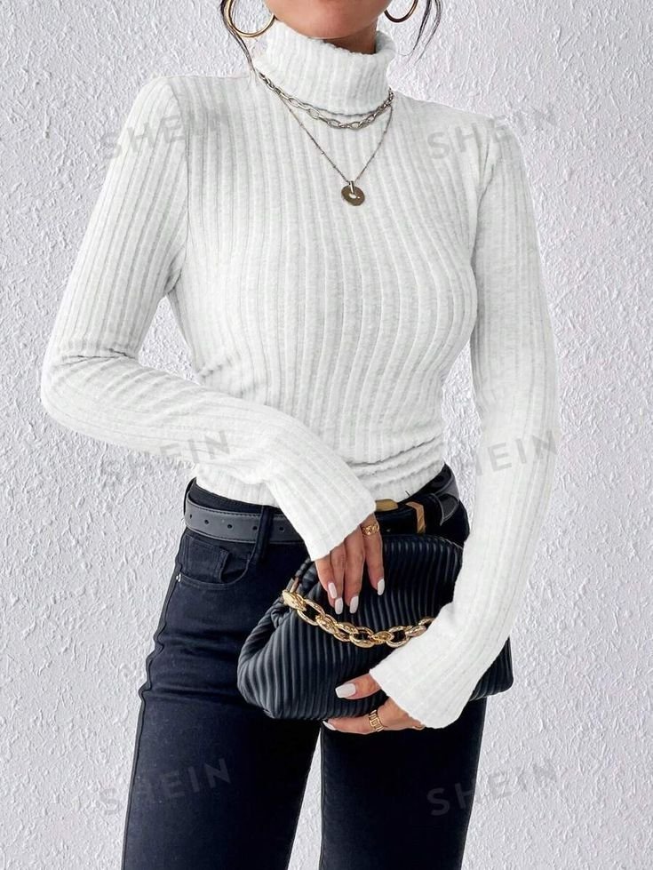 Pull blanc court ajusté 