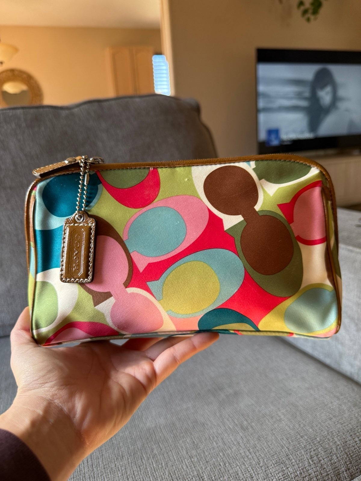 Cette trousse de maquillage est une création de la marque de luxe américaine Coach