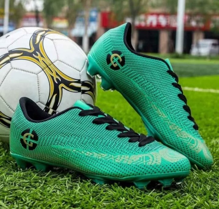 Chaussures de football  43