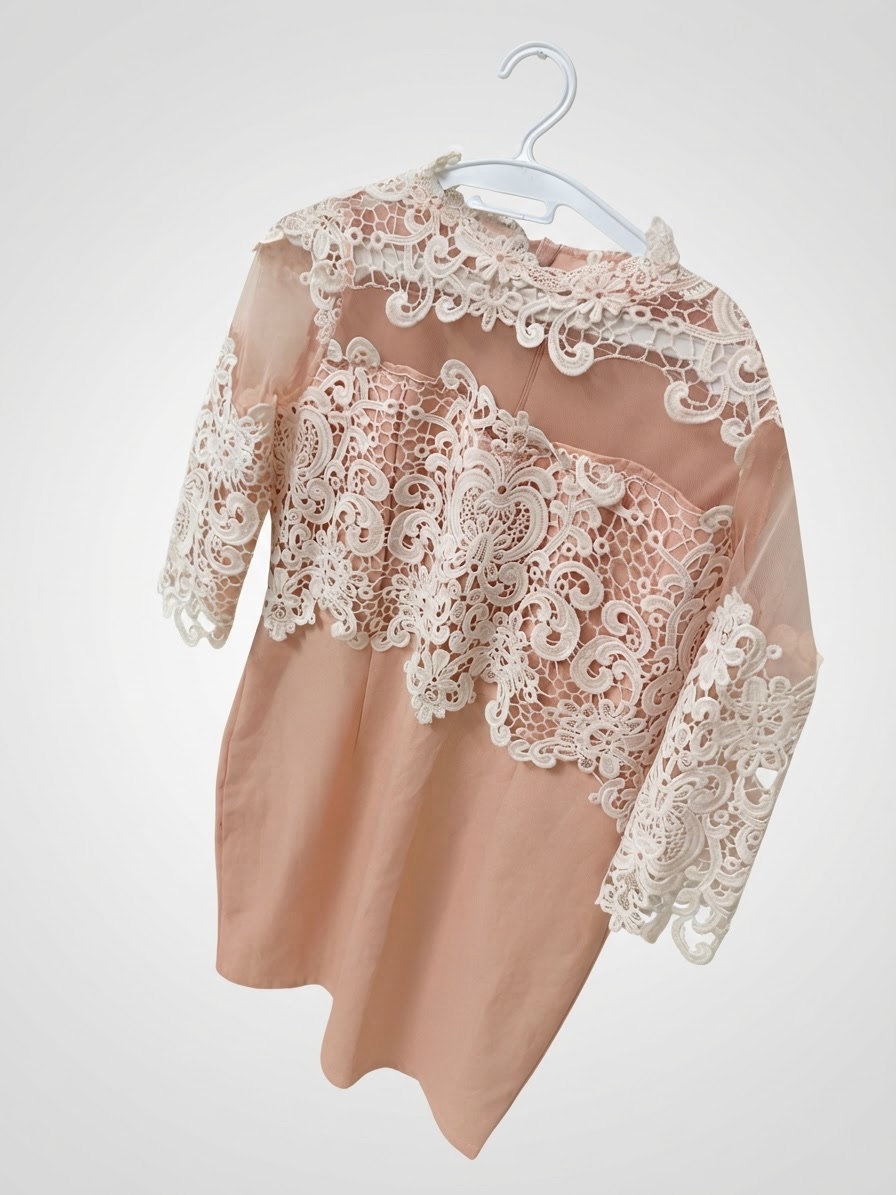 Une robe dantelle