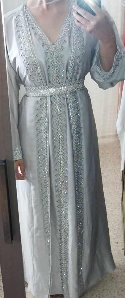 Caftan gris clair 2 pièces avec ceinture