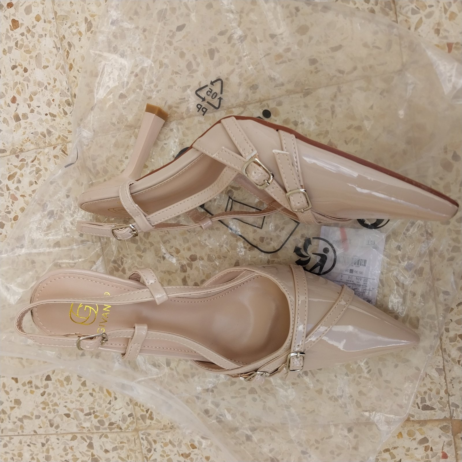 Des chaussures à talon couleur beige nude