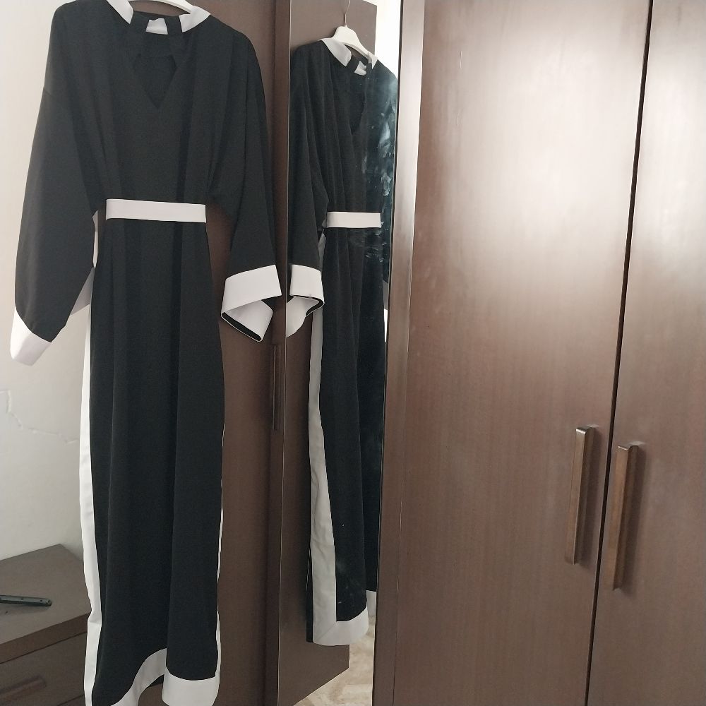 Abaya/robe noir avec des bordures gris clair