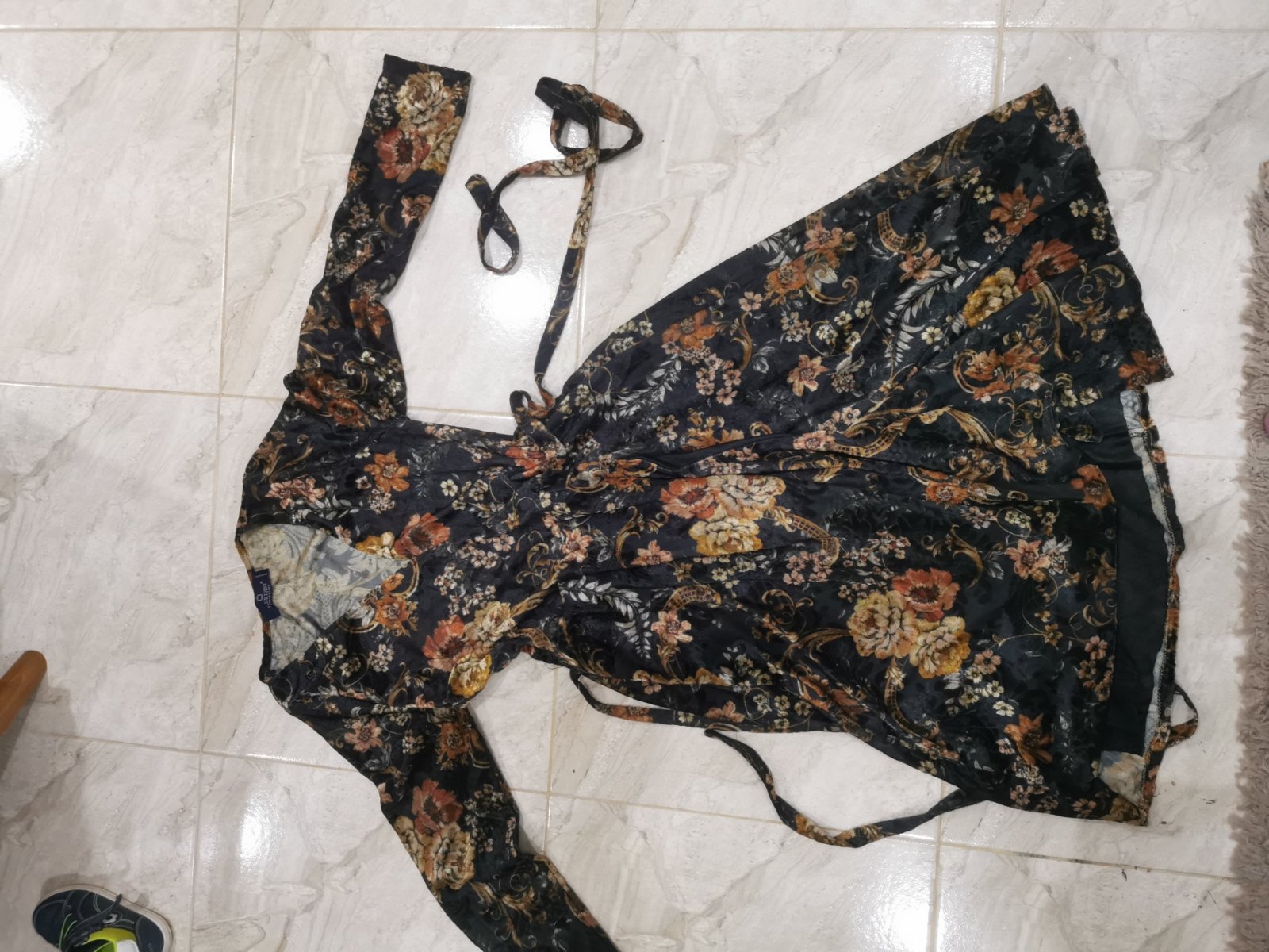 Robe noir fleurie mi longue 
