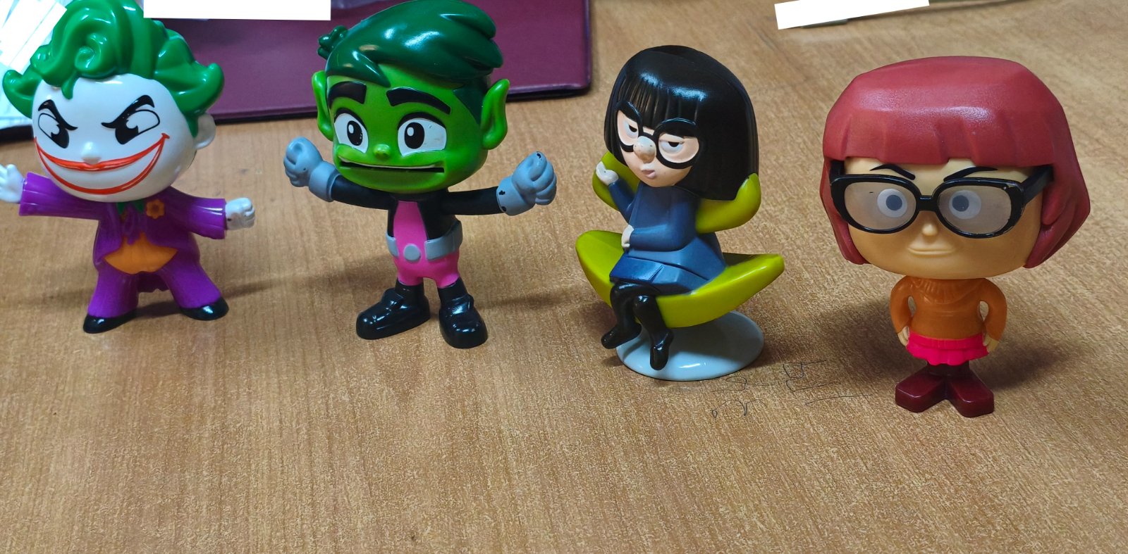 4 figurines