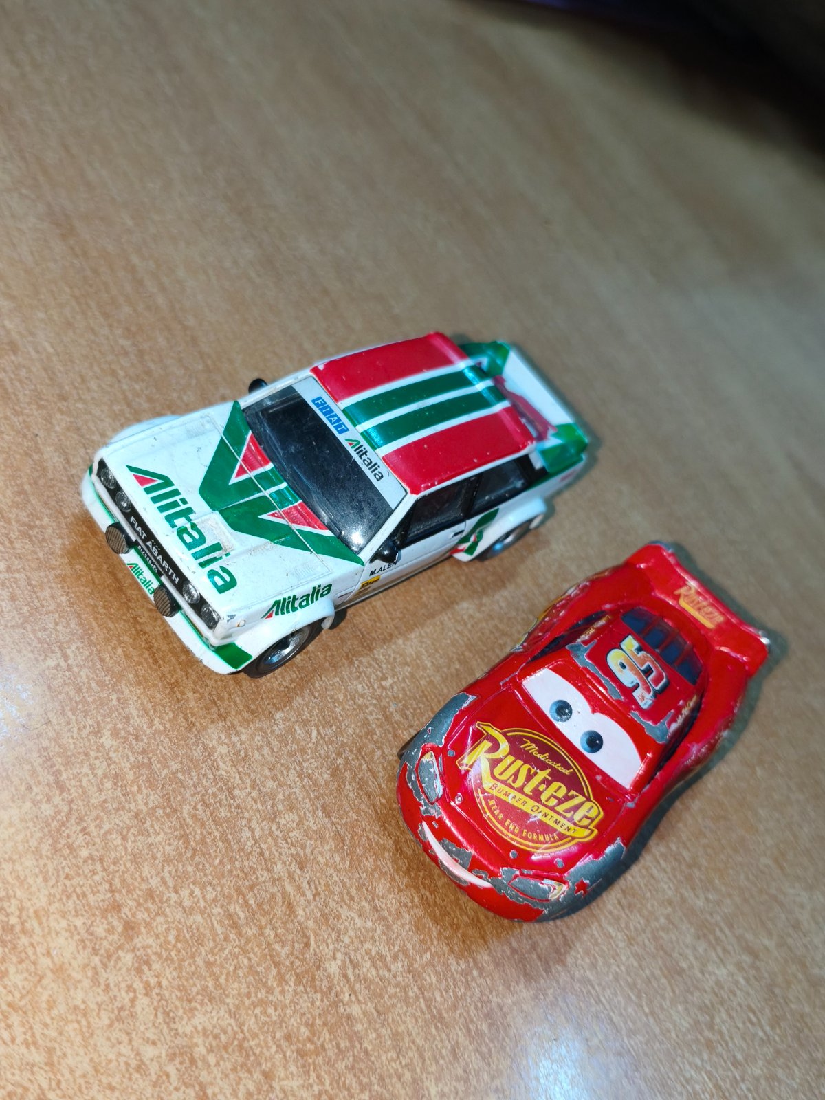 Deux voitures métalliques Die-cast