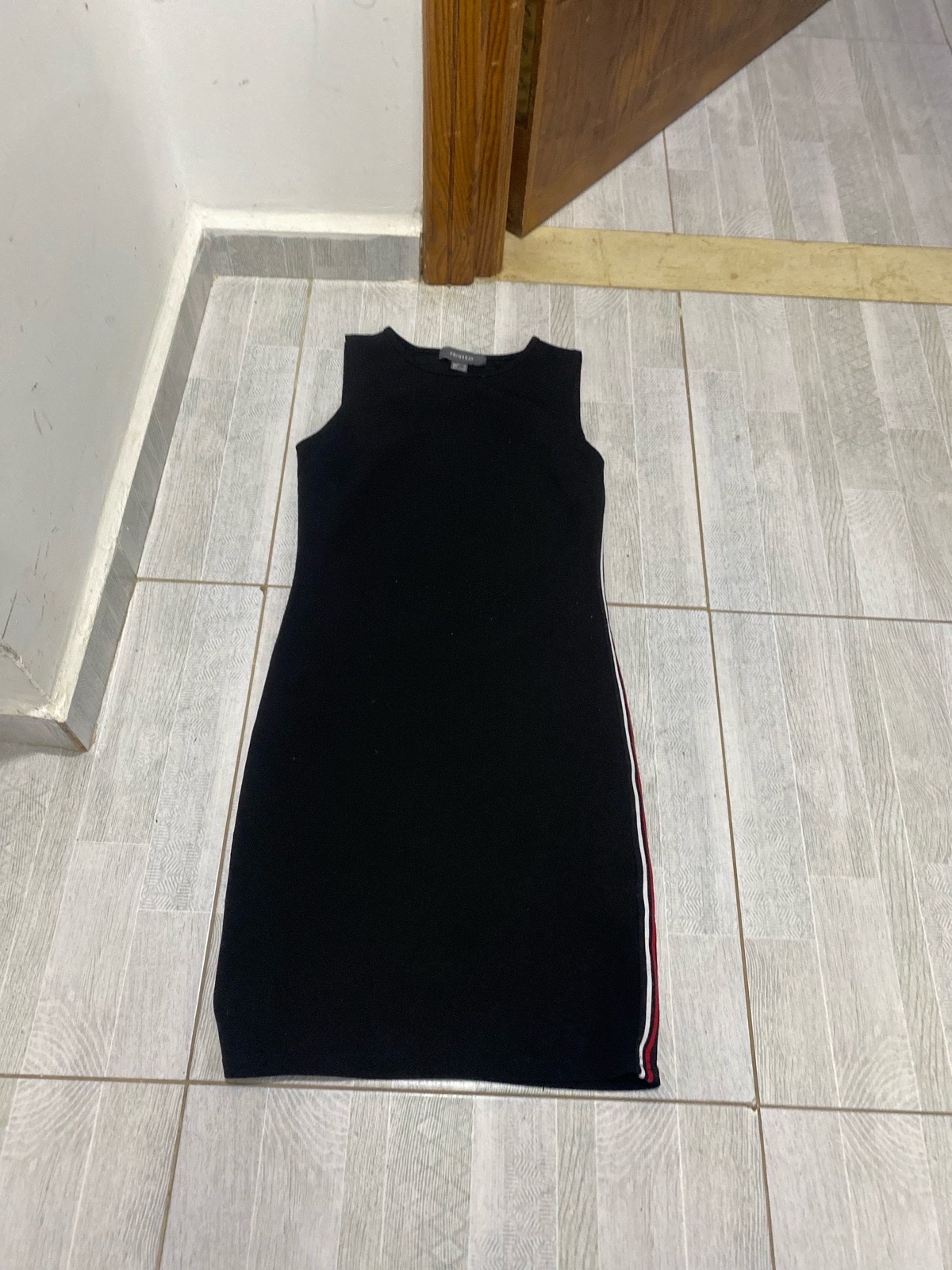 Robe noir a fine rayure rouge et blanche 