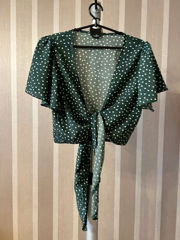 Crop top cache-cœur vert olive à pois 🌿✨ style d'été 