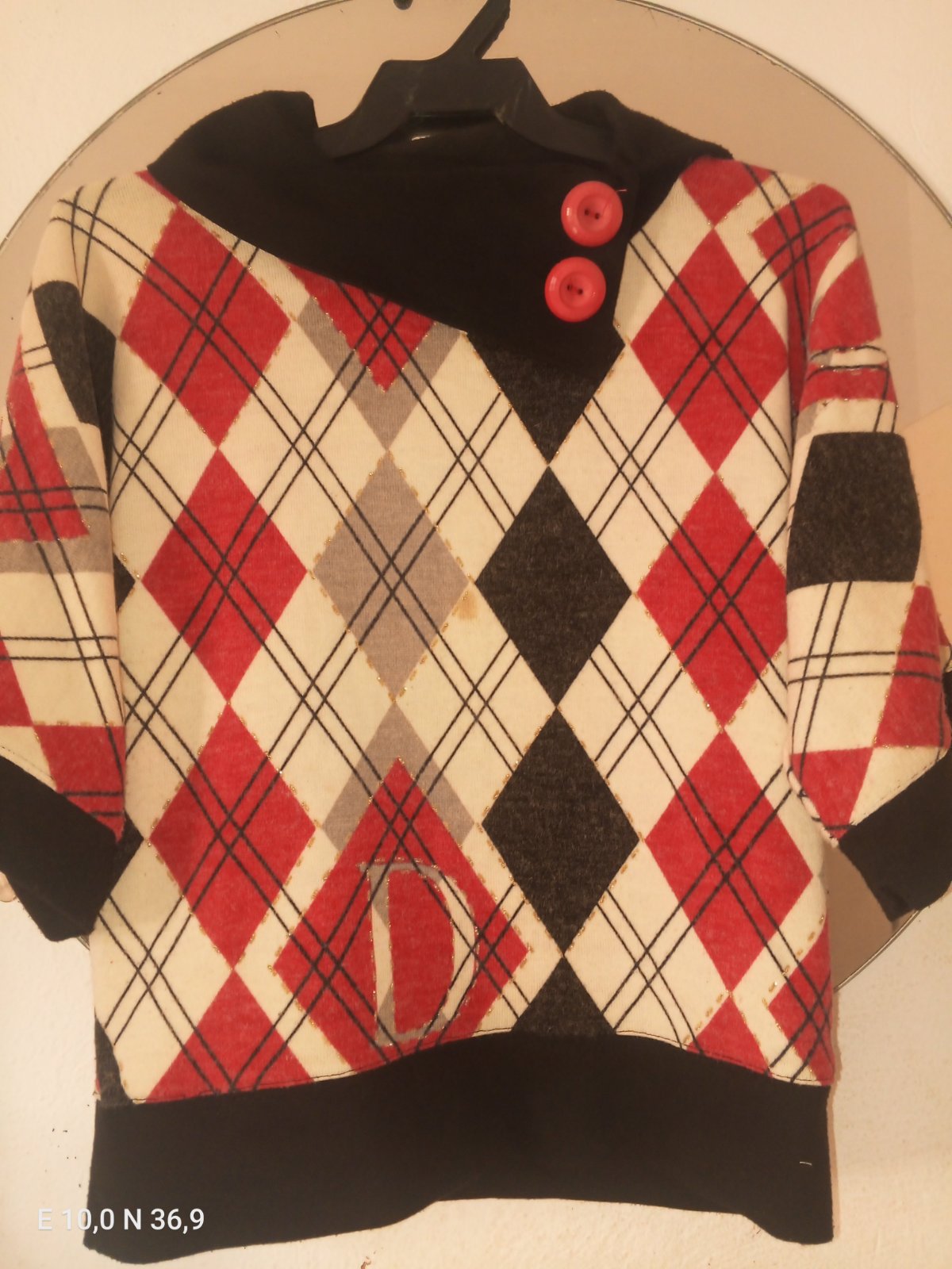 Pull en maille motif argyle rouge et noir - Détails dorés