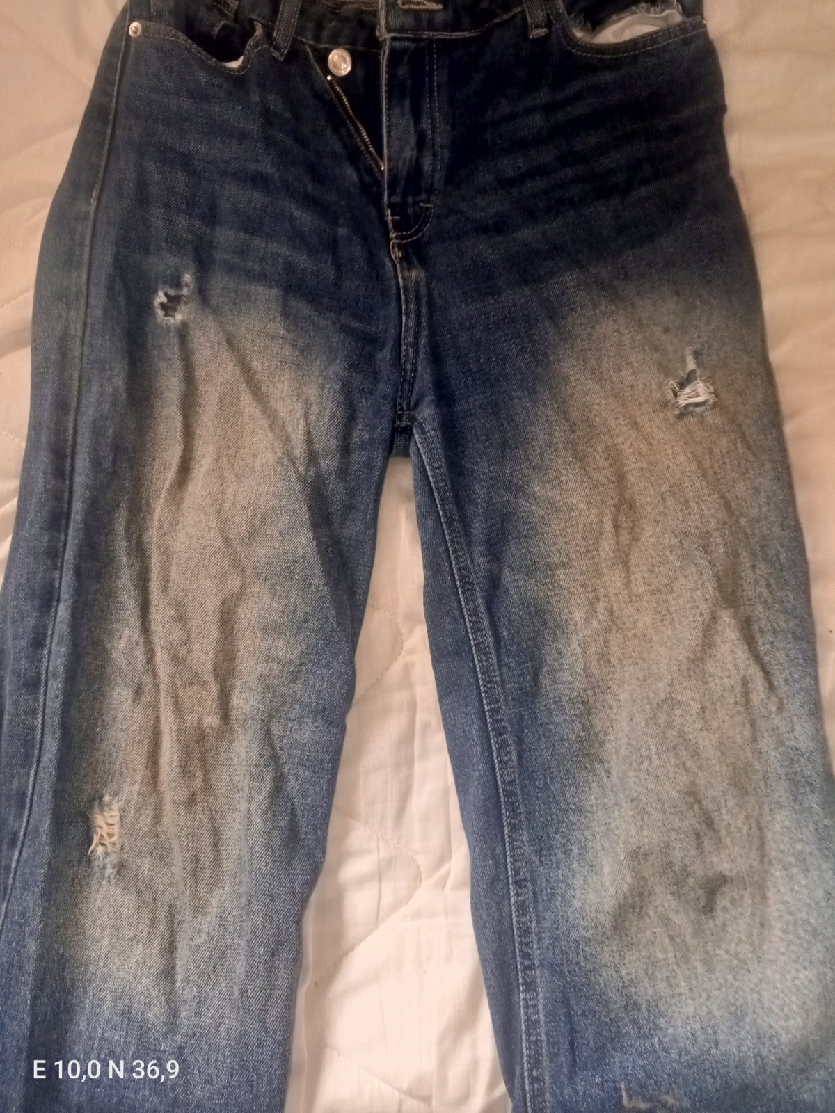 Jean bleu avec fermeture asymétrique __ flora jeans