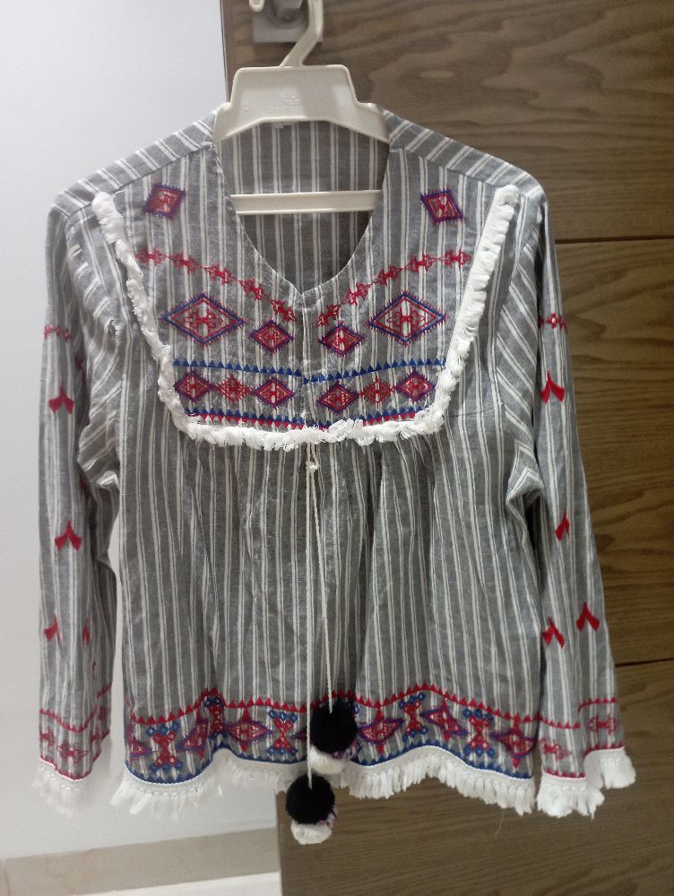 Chemise blouse ESQ avec pompons 
