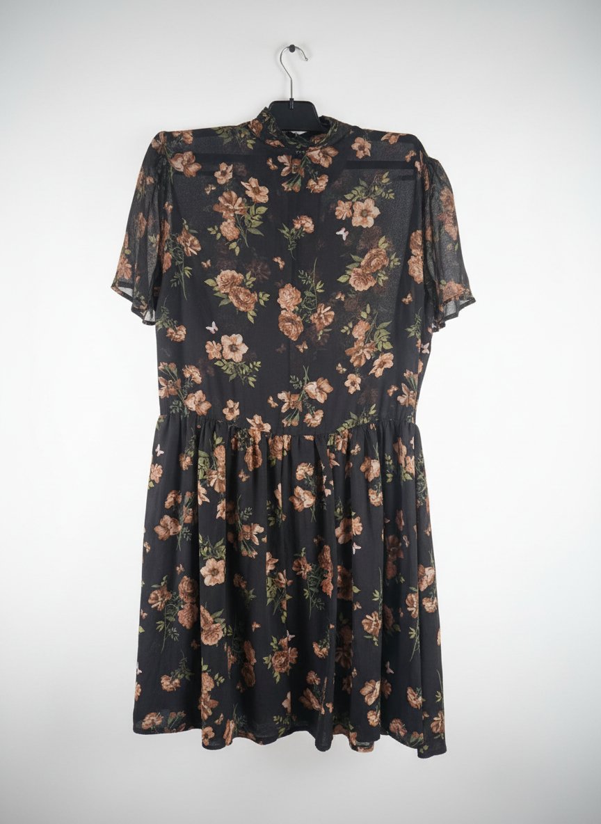 Robe noir avec des fleurs 