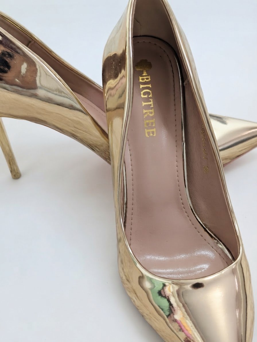 Talons dorés pointu