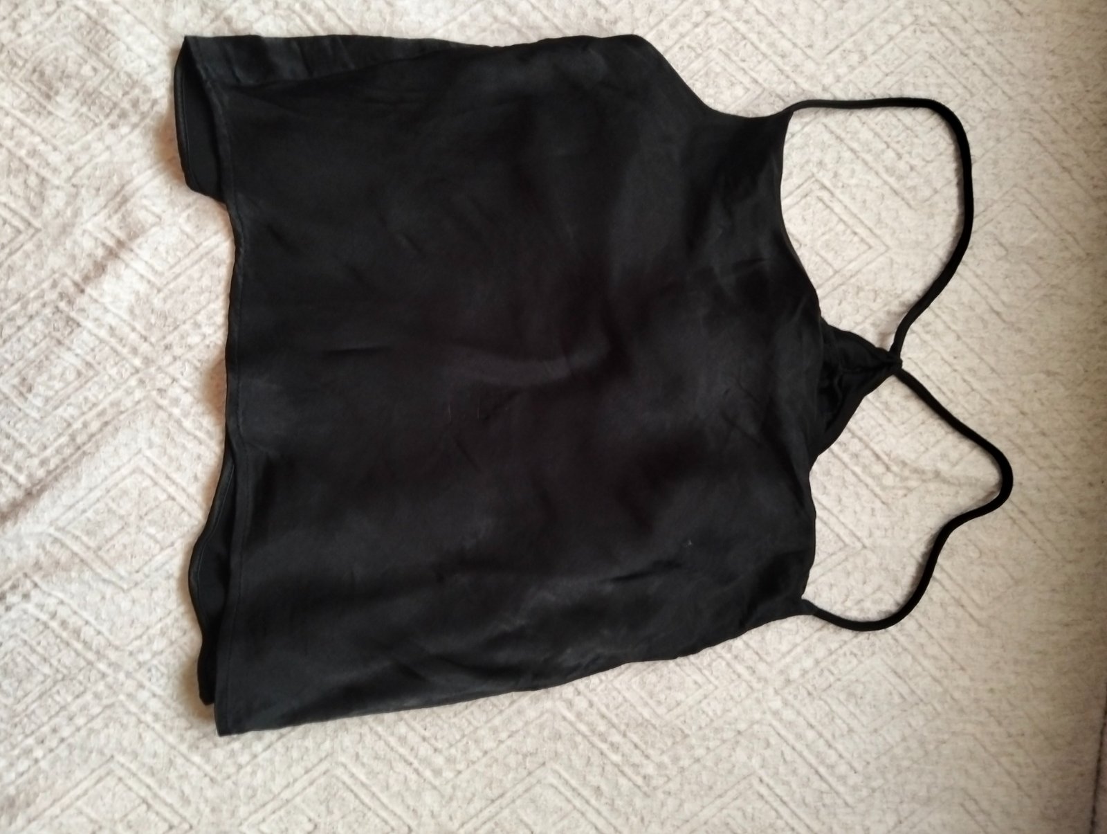 Un top satin noir 
